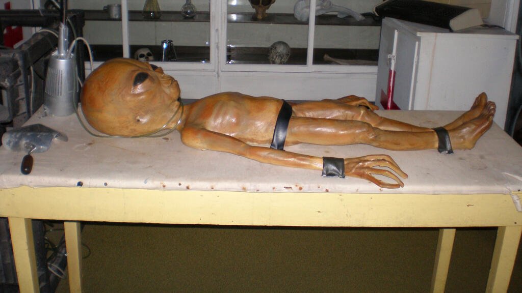 Esta foto, tomada en diciembre de 2006 en la exhibición del Área 51 en el Alien Zone, en Roswell, muestra una autopsia alienígena escenificada.