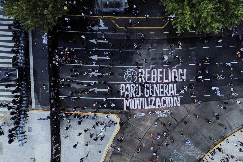 Una imagen de un dron muestra a manifestantes participando en una protesta frente al Congreso Nacional de Argentina el día en que los legisladores discuten las reformas laborales propuestas por el gobierno libertario del presidente Javier Milei para atraer inversiones y reactivar el crecimiento, que según los sindicatos haría retroceder los derechos de los trabajadores, en Buenos Aires, Argentina, el 19 de febrero de 2026.
