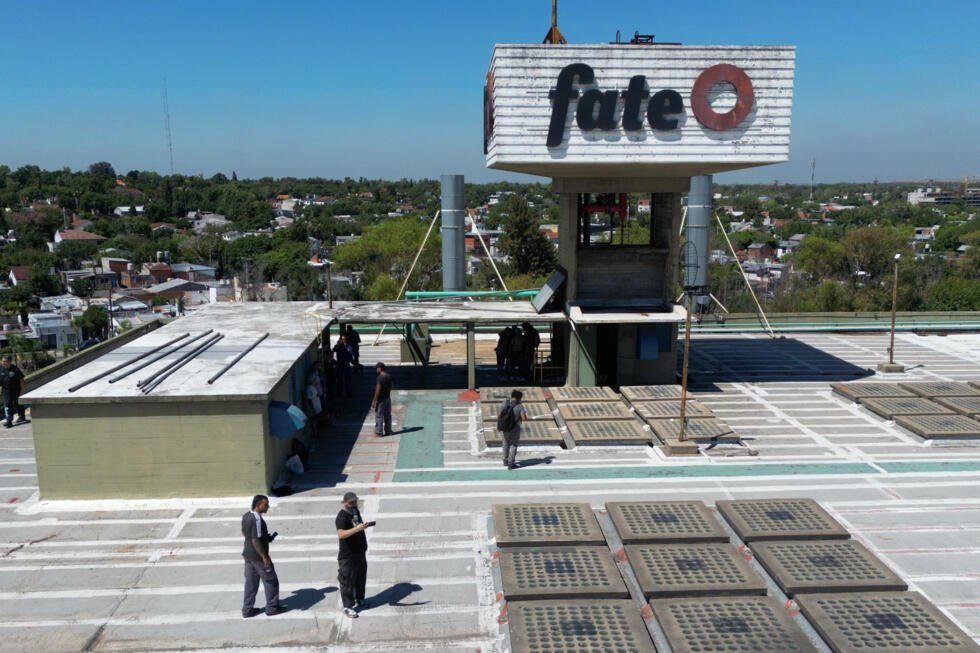 Unos trabajadores de la fábrica de neumáticos de la compañía Fate en Virreyes, en la provincia argentina de Buenos Aires, permanecen en la azotea el 18 de febrero de 2026, durante una protesta tras el anuncio de su cierre