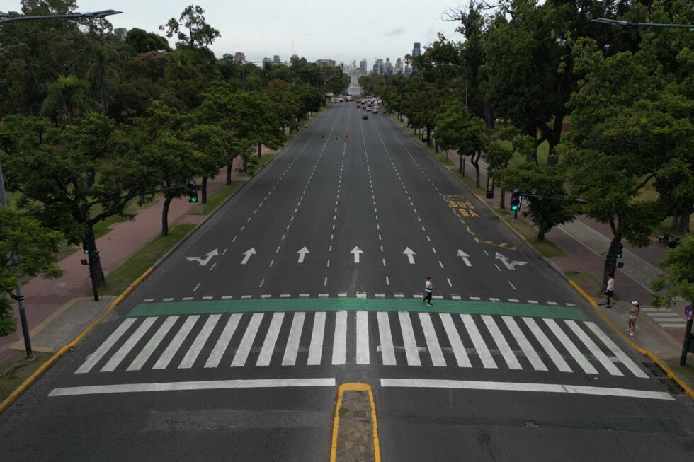 Vista aérea de una avenida vacía en Buenos Aires durante la huelga general de 24 horas en Argentina contra la reforma laboral impulsada por el presidente Javier Milei, el 19 de febrero de 2026.