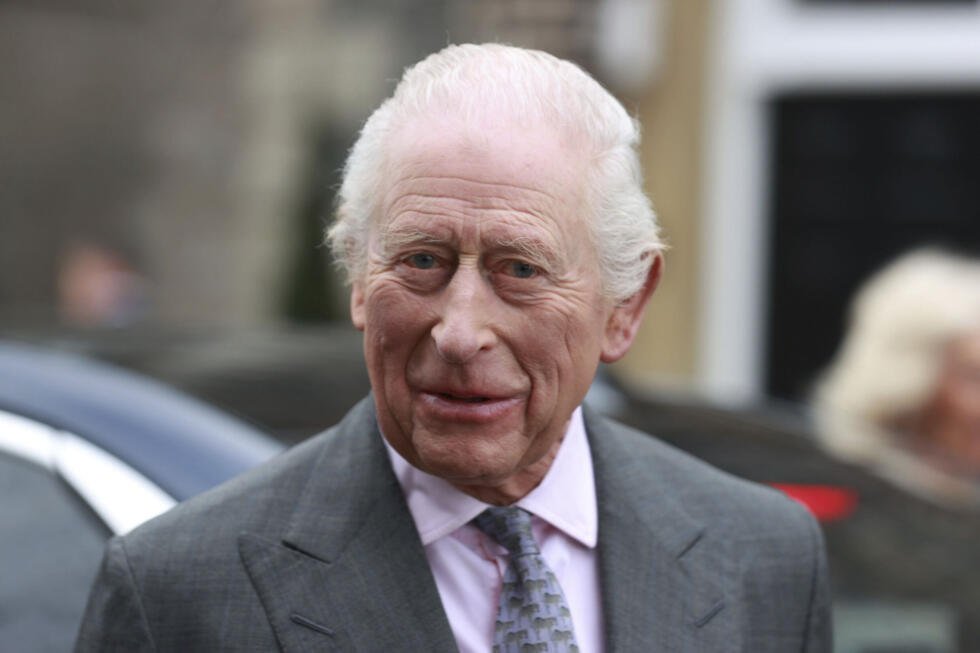 El rey Carlos III de Inglaterra sonríe a la multitud a su llegada para una visita a Banbridge Old Town Hall en el tercer día de la visita real a Irlanda del Norte, viernes 21 de marzo de 2025.