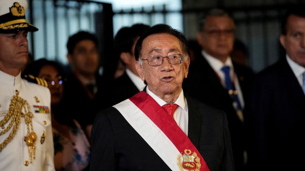 José Balcázar sale del edificio Faustino Sánchez Carrión después de ser elegido presidente interino, luego de una sesión de legisladores peruanos para elegir a un nuevo líder del Congreso para asumir la Presidencia de Perú, después de que derrocaron al presidente José Jeri por un escándalo que involucra reuniones no reveladas con un empresario chino.