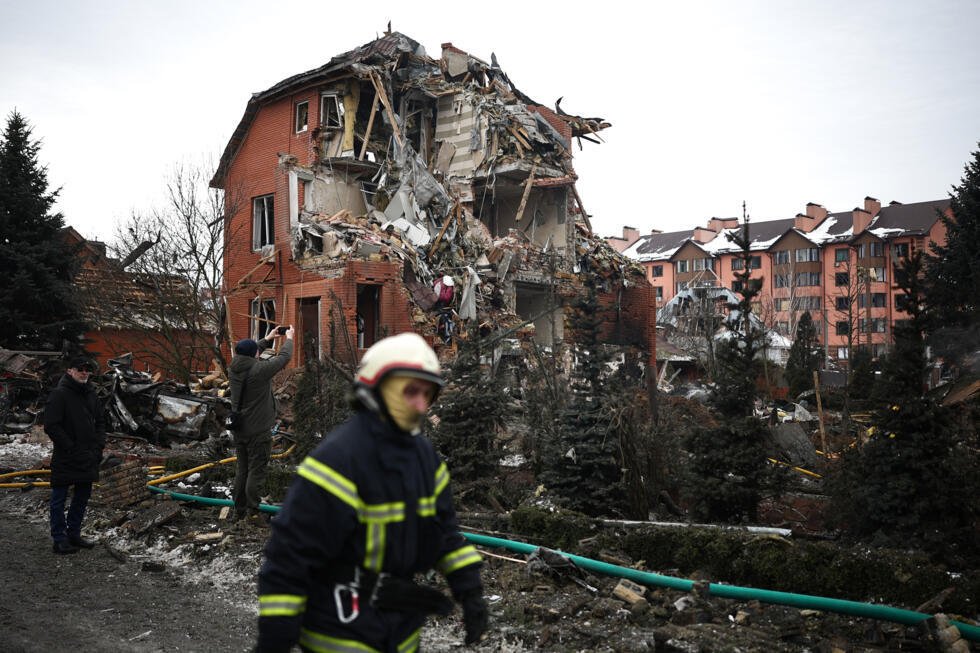 Un bombero ucraniano pasa frente a una casa destruida por un ataque aéreo en Sofiivska Borshchagivka, en la región de Kiev, el 22 de febrero de 2026.