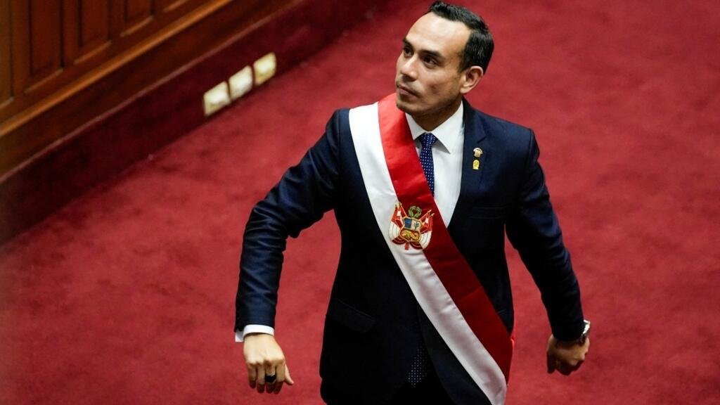 El nuevo presidente de Perú, José Jerí, camina el día de la ceremonia de juramento, después de que el Congreso votara para destituir a la expresidenta Dina Boluarte, en Lima, el 10 de octubre de 2025.