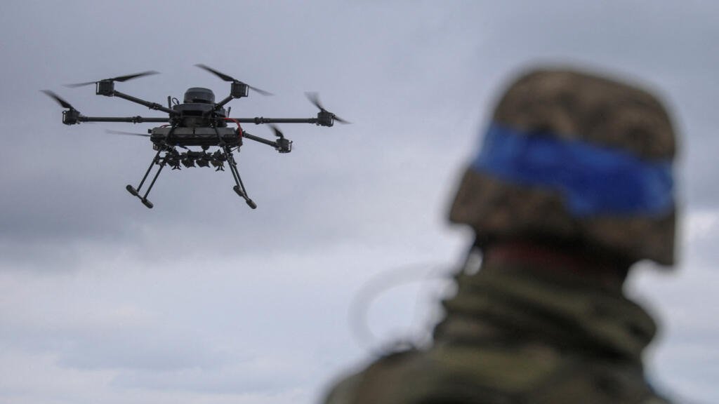 Archivo: un militar ucraniano de la 25.ª Brigada Aerotransportada supervisa un Vampire, dron pesado, durante su vuelo cerca de la línea del frente en la región de Donetsk, Ucrania, el 5 de abril de 2025, en medio del ataque ruso.