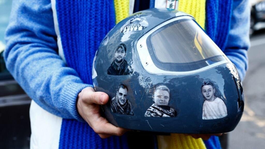 Vladyslav Heraskevych de Ucrania y su padre y entrenador, Mykhailo Heraskevych, sostienen su casco después de comparecer ante el Tribunal de Arbitraje Deportivo tras su descalificación de los Juegos Olímpicos de Invierno Milano Cortina 2026 en Milán, Italia el 13 de febrero de 2026.