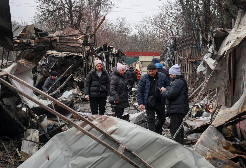 Archivo: residentes en un mercado callejero afectado por un ataque con drones rusos, en medio del ataque de Rusia contra Ucrania, en Odesa, Ucrania, el 12 de febrero de 2026.
