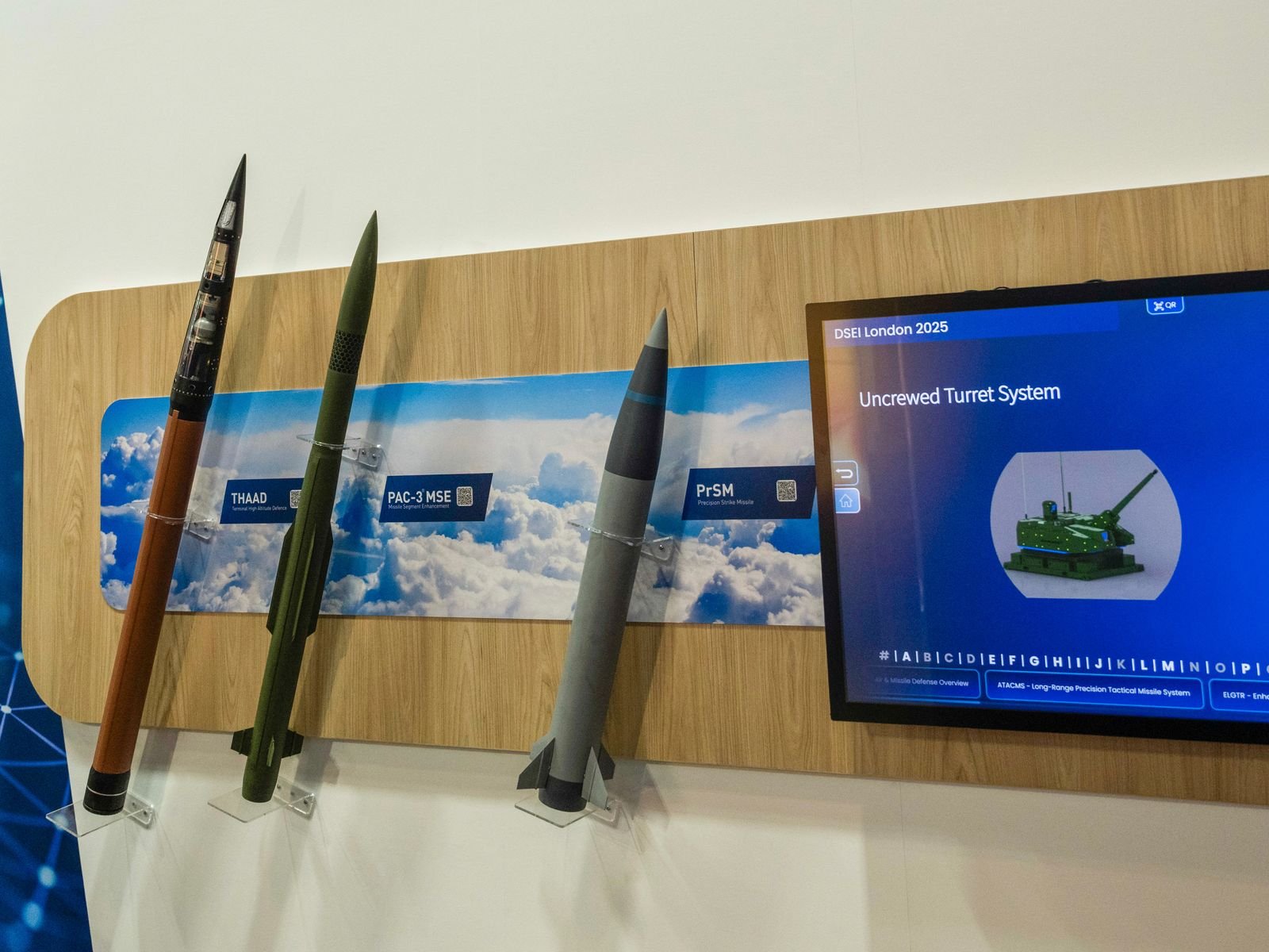 Un misil de Defensa Terminal de Área a Gran Altitud un misil de defensa area PAC3 y un misil de ataque de precisión...