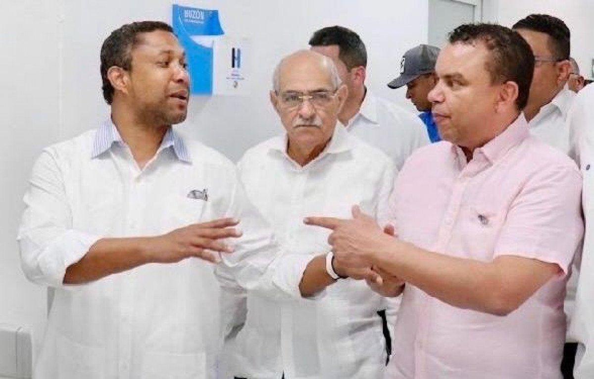 Cristian Taveras y Julio Landron junto a personalidades en Valverde Foto Angel B Almonte