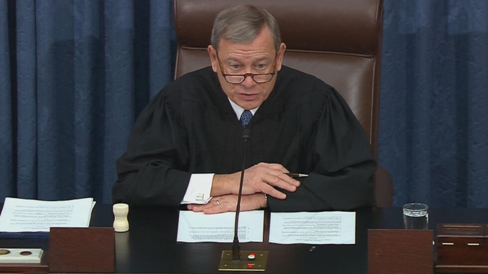 El Presidente de la Corte Suprema de los Estados Unidos, John Roberts, preside una sesión del juicio político contra el presidente Donald Trump, en el Senado. En Washington D. C., EE. UU., el 31 de enero de 2020.