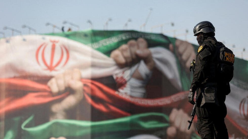 Un oficial de policía iraní supervisa una marcha en Teherán, el 12 de enero de 2026.