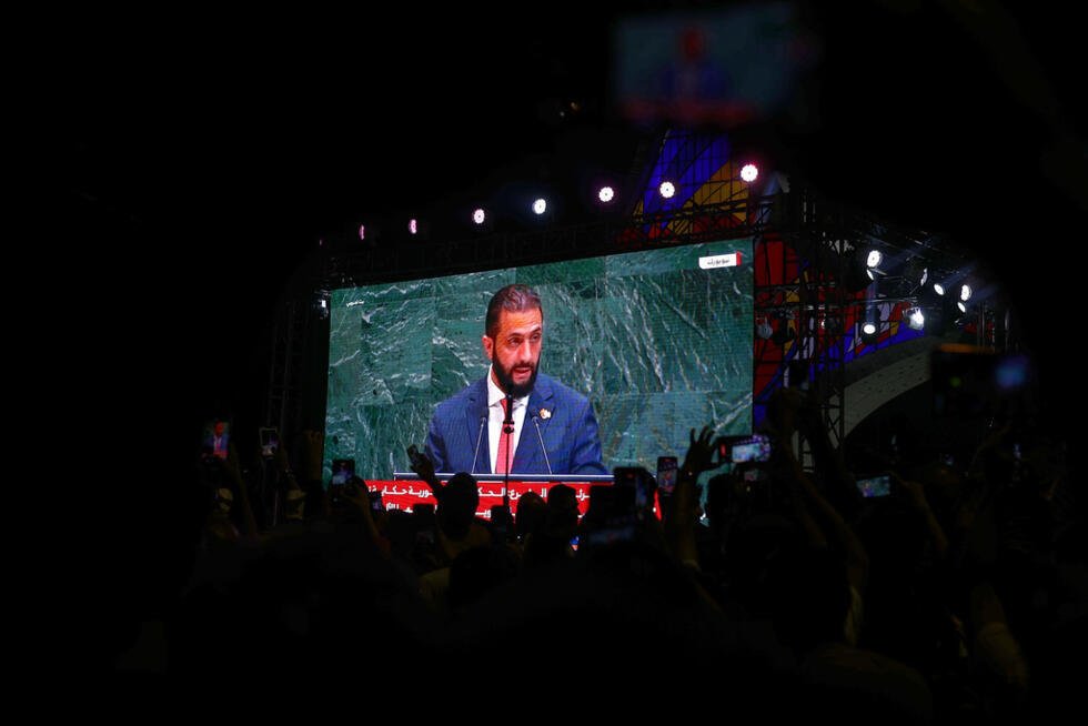 Los sirios se reúnen en la plaza Umayyad de Damasco, Siria, para ver una retransmisión pública del discurso del presidente Ahmad al-Sharaa ante la Asamblea General de la ONU, el miércoles 24 de septiembre de 2025.