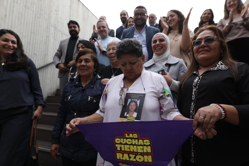 Organizaciones de madres buscadoras de Colombia se reúnen con representantes de entidades civiles de Siria en el Centro Memoria y Paz en Bogotá, el 12 de febrero de 2026.