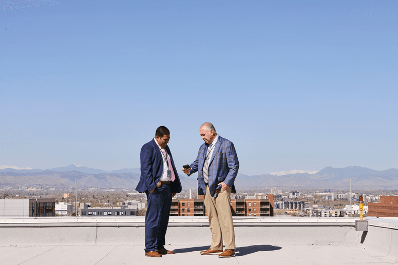Neil Baker (derecha) con su compañero Ernest Sandoval, que trabajaba en su primer caso de homicidio en el Departamento de Policía de Denver.