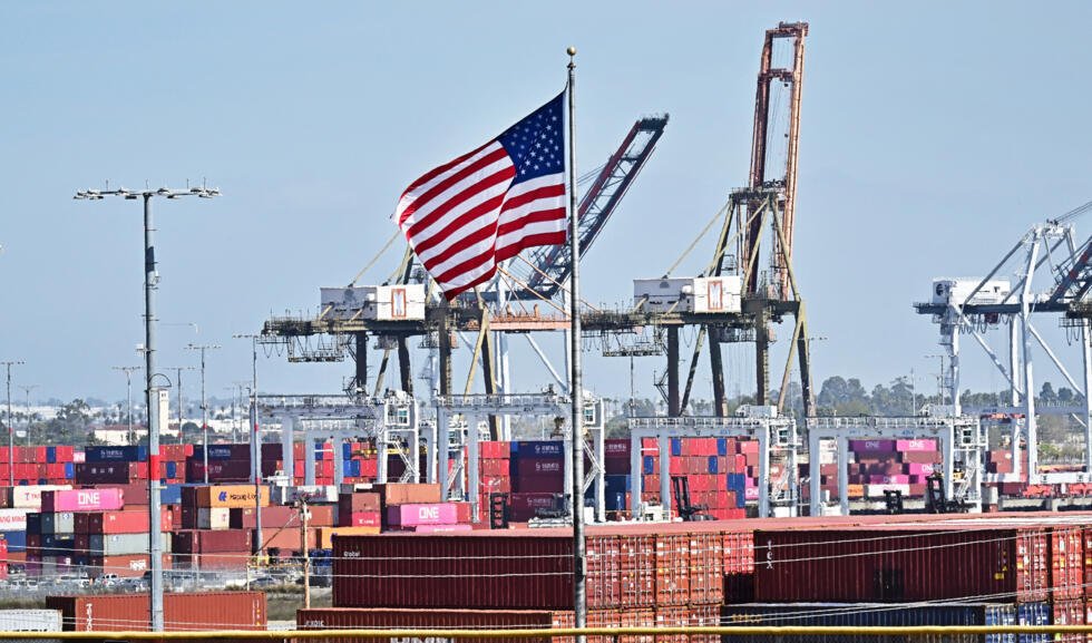 Archivo: contenedores de carga se apilan en el puerto de Long Beach el 4 de marzo de 2025 en Long Beach, California, mientras entran en vigor los aranceles del presidente estadounidense Donald Trump a Canadá y México.