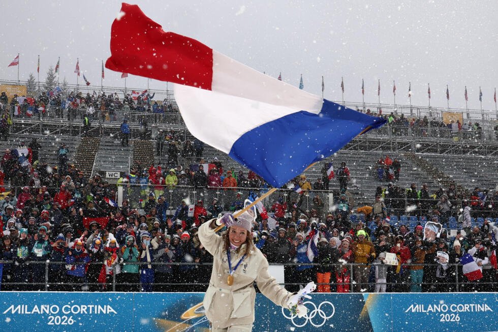 Oceane Michelon festeja su victoria en el biatlón femenino 12,5 km con salida masiva en los Juegos Olímpicos de Invierno de Milán-Cortina. En Antholz (norte de Francia), el 21 de febrero de 2026