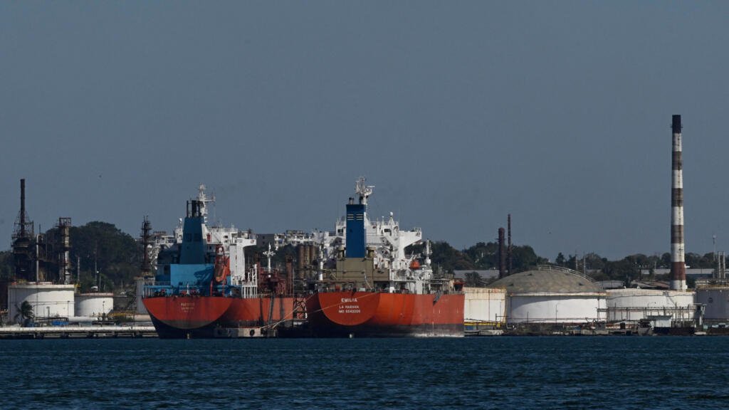 Los barcos están atracados en el muelle de la refinería de petróleo Nico López en la Bahía de La Habana, el 25 de febrero de 2026.