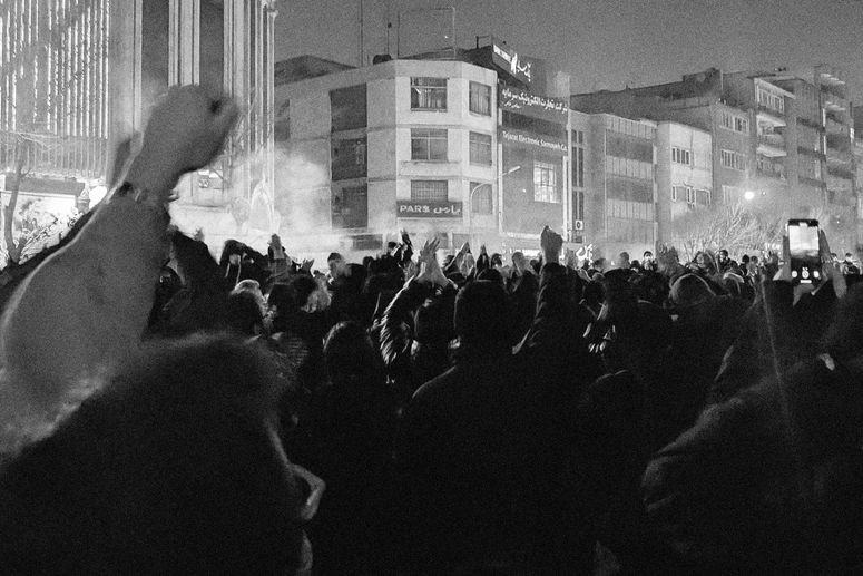 Manifestantes iraníes se reúnen en la calle Enghelab (Revolución) durante una manifestación en Teherán el 8 de enero de 2026.