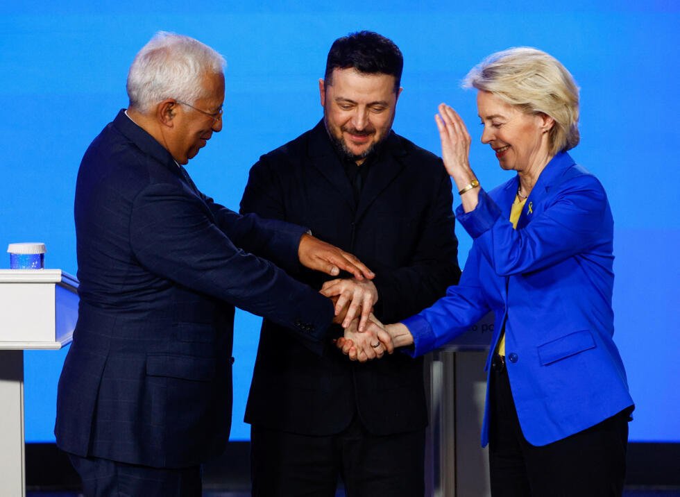 El presidente de Ucrania, Volodymyr Zelenski , la presidenta de la Comisión Europea, Ursula von der Leyen, y el presidente del Consejo Europeo, Antonio Costa, en una conferencia de prensa en el cuarto aniversario de la invasión a gran escala de Ucrania por parte de Rusia, en Kiev, Ucrania, el 24 de febrero de 2026.