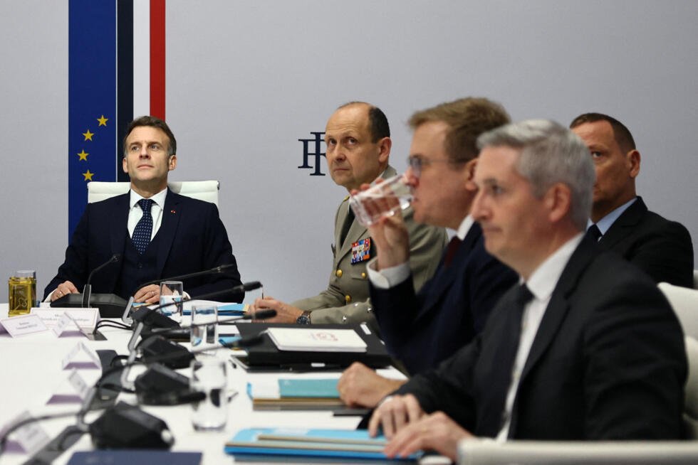 El presidente francés, Emmanuel Macron, participa en una reunión por videoconferencia de la "Coalición de los Dispuestos" de Ucrania, copresidida por él y el primer ministro británico, Keir Starmer , en el Palacio del Elíseo en París, Francia, el 24 de febrero de 2026.