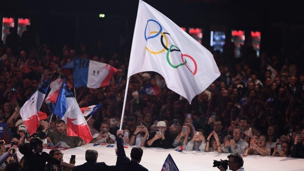 Fabrice Pannekoucke, presidente de Auvernia-Ródano-Alpes y Renaud Muselier, presidente de Provenza-Alpes-Costa Azul con la bandera olímpica durante el evento
