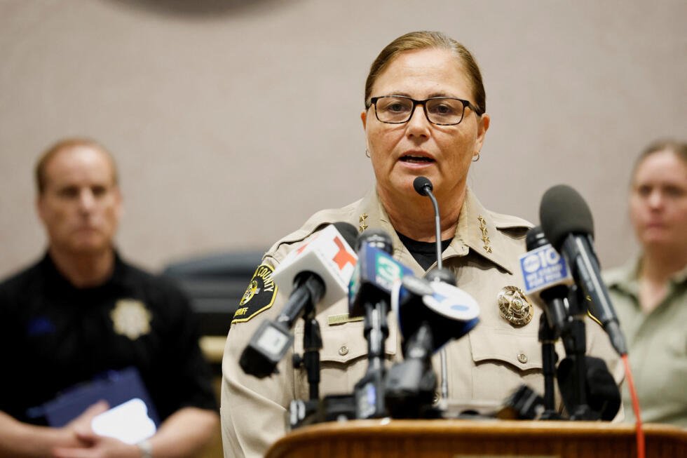 La alguacil del condado de Nevada, Shannan Moon, responde a una pregunta durante una conferencia de prensa después de que un grupo de esquiadores desapareciera en una avalancha en las montañas de Sierra Nevada, en la Oficina del Sheriff del Condado de Nevada en Nevada City, California, EE. UU., el 18 de febrero de 2026.