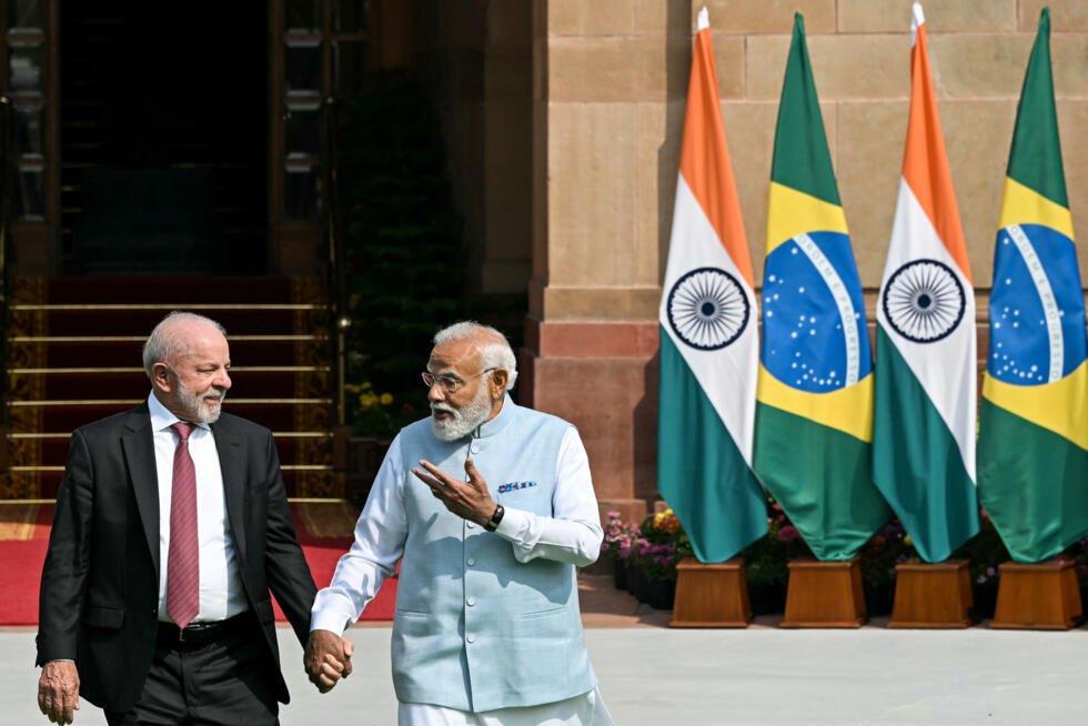 El primer ministro de la India, Narendra Modi (D), camina de la mano con el presidente de Brasil, Luiz Inácio Lula da Silva, antes de su reunión en la Casa Hyderabad, en Nueva Delhi, el 21 de febrero de 2026