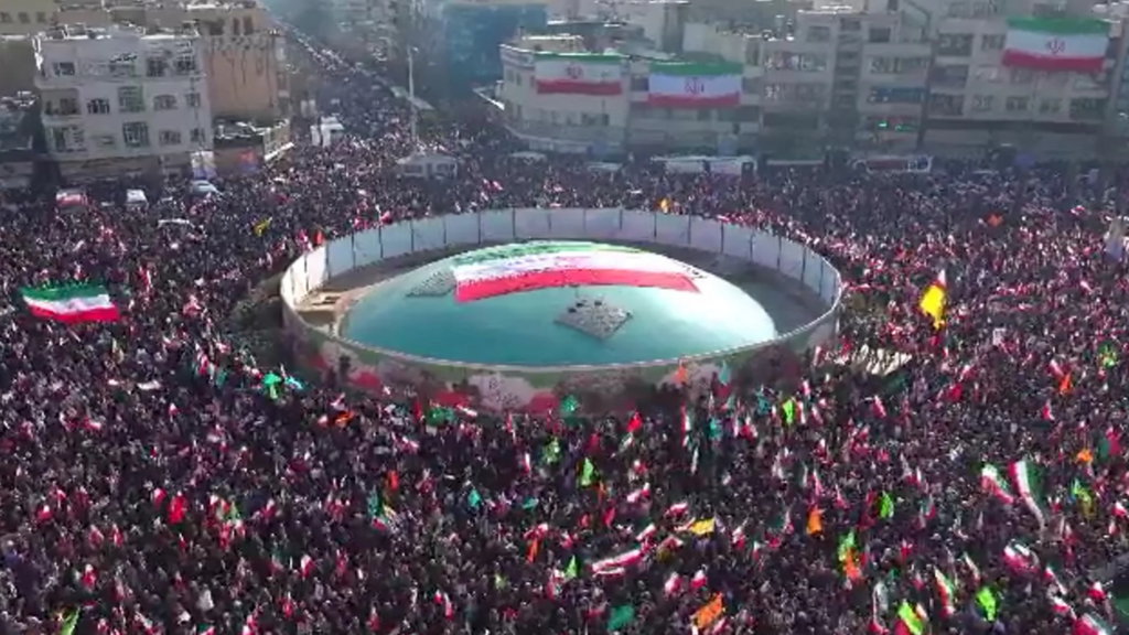 Los medios estatales iraníes informaron que "tres millones" de personas se congregaron en torno a la plaza Enghelab. Nuestro análisis sugiere que estas cifras están considerablemente infladas.