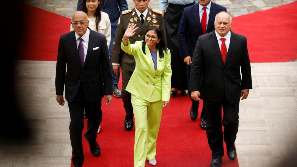 La presidenta interina de Venezuela, Delcy Rodríguez, saluda mientras camina, junto al ministro del Interior de Venezuela, Diosdado Cabello, y el presidente de la Asamblea Nacional, Jorge Rodríguez, para pronunciar su primer discurso anual a la nación en la Asamblea Nacional, luego del ataque estadounidense en Caracas que resultó en la captura del presidente Nicolás Maduro y su esposa, Cilia Flores, en Caracas, Venezuela, el 15 de enero de 2026.