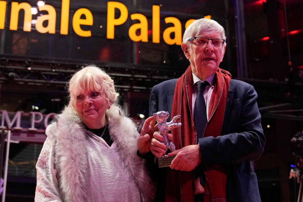 Anna Calder-Marshall y Tom Courtenay, ganadores del Oso de Plata al mejor actor de reparto por "Queen at Sea", en el Festival Internacional de Cine de Berlín, Almenia, el 21 de febrero de 2026.