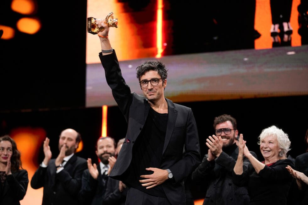 El director Ilker Catak acepta el Oso de Oro a la mejor película por «Yellow Letters» en la ceremonia de entrega de premios del Festival Internacional de Cine de Berlín, Alemania , el 21 de febrero de 2026.