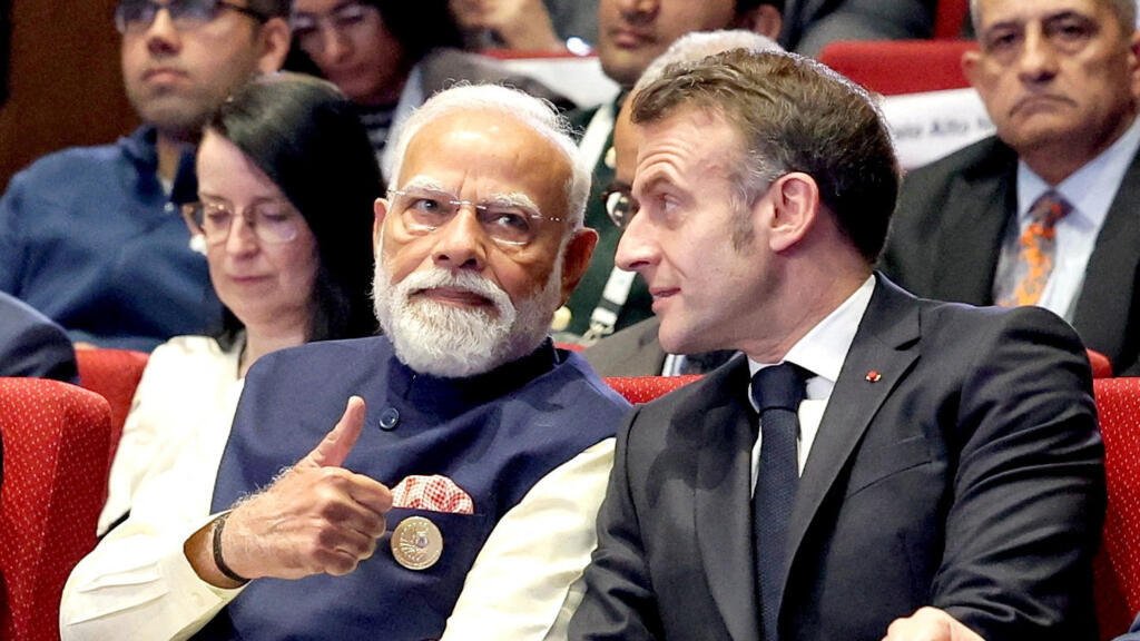 El primer ministro de la India, Narendra Modi, y el presidente de Francia, Emmanuel Macron, interactúan durante la Cumbre de Impacto de la IA, en Nueva Delhi, India, el 19 de febrero de 2026.