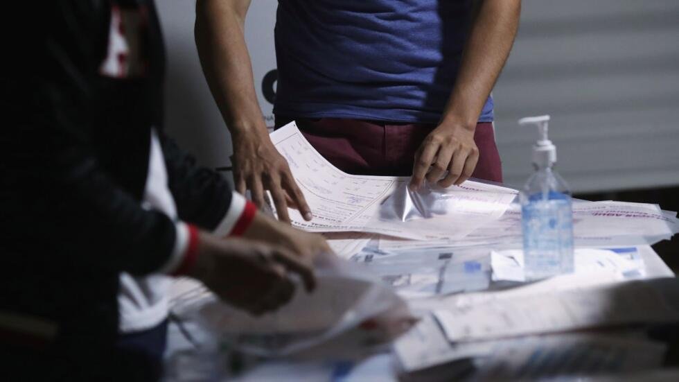 En esta imagen aparecen dos personas contando los votos de las elecciones presidenciales y parlamentarias de Perú. En Lima, Perú, el 11 de abril de 2021.