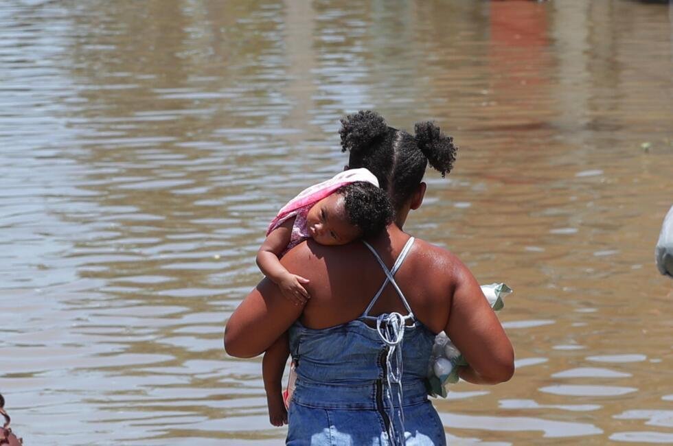 Archivo. Habitantes camina por una calle inundada tras las lluvias, en el municipio de Duque de Caxias, en la región Baixada Fluminense, área metropolitana de Río de Janeiro (Brasil), el 15 de enero de 2024.