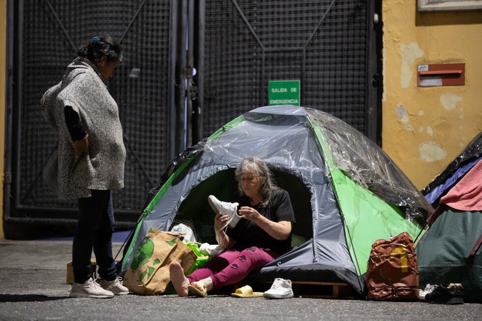 Personas esperan la excarcelación de sus familiares frente al comando de la Policía Nacional Bolivariana (PNB) conocido como Zona 7, en Caracas, Venezuela, el 21 de febrero de 2026.
