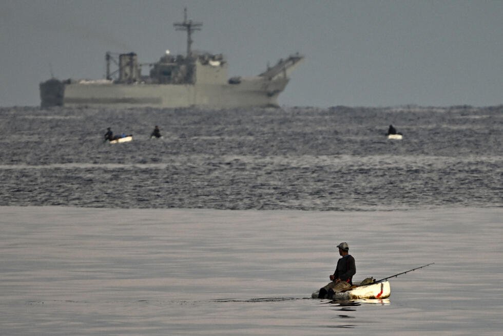 Un pescador observa el buque de la Armada Mexicana ARM Papaloapan a su llegada a la bahía de La Habana con ayuda humanitaria para Cuba, el 12 de febrero de 2026.