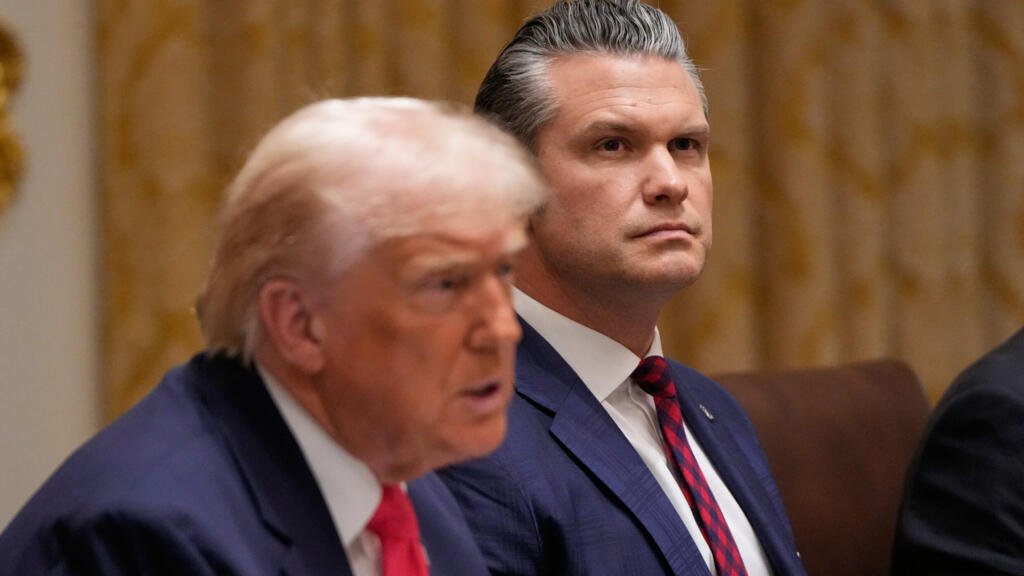 El presidente Donald Trump habla durante una reunión del gabinete en la Casa Blanca, el martes 2 de diciembre de 2025, en Washington, mientras el secretario de Defensa Pete Hegseth observa.