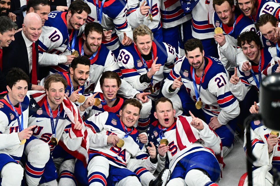 La selección estadounidense de hockey sobre hielo masculina festeja su medalla de oro olímpica tras ganar a Canadá en la final. En Milán (norte de Italia), el 22 de febrero de 2026