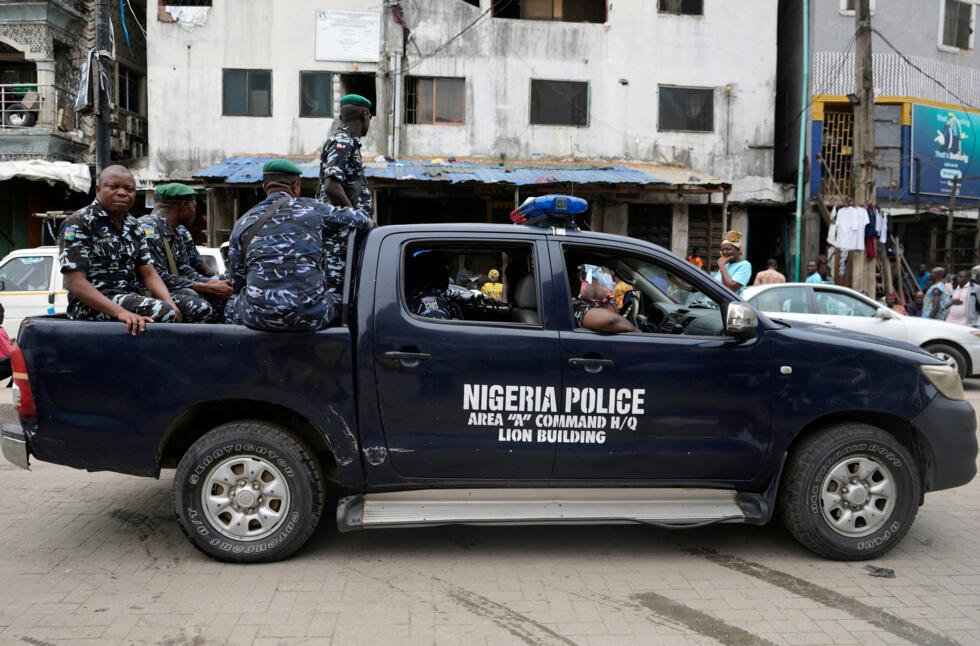 Imagen de archivo de agentes de policía patrullando durante las elecciones regionales en Lagos, Nigeria, el 18 de marzo de 2023.