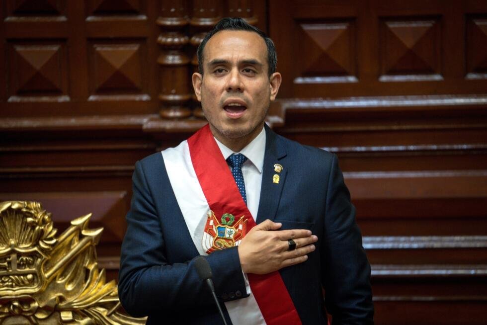 Imagen de archivo de José Jerí, que lo muestra cantando el himno nacional al ser juramentado como presidente interino de Perú. Lima, 10 de octubre de 2025.