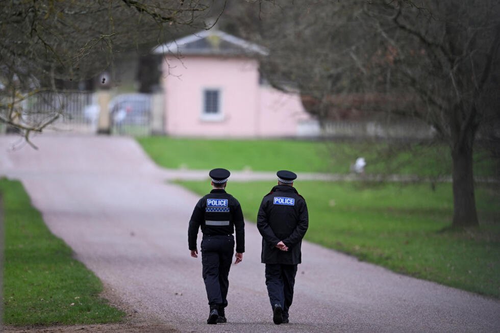 Oficiales de policía en la entrada de Royal Lodge, una propiedad del Castillo de Windsor y antigua residencia de Andrew Mountbatten-Windsor, hermano menor del rey Carlos del Reino Unido, el 20 de febrero de 2026.