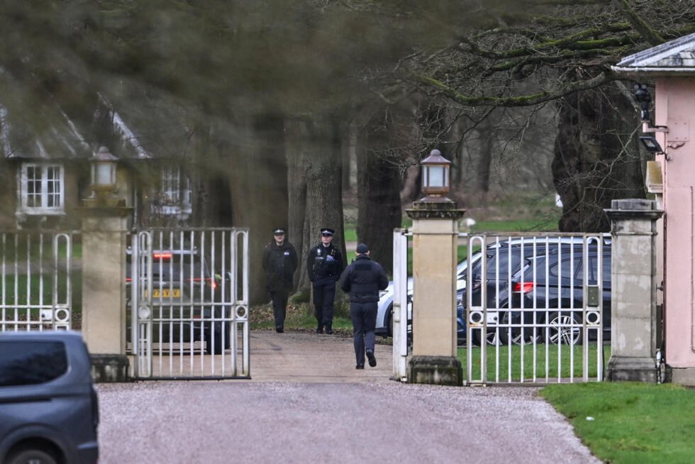 Oficiales de policía en la entrada de Royal Lodge, una propiedad en el terreno que rodea el Castillo de Windsor y antigua residencia de Andrew Mountbatten-Windsor, hermano menor del rey Carlos de Reino Unido, el 20 de febrero de 2026.