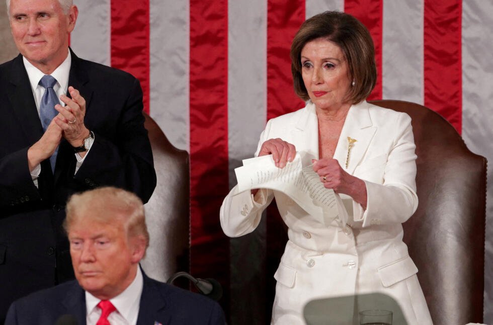 La presidenta de la Cámara de Representantes, Nancy Pelosi (D-CA), rompe el discurso del presidente estadounidense Donald Trump después de su discurso sobre el Estado de la Unión en una sesión conjunta del Congreso de los Estados Unidos en la Cámara de Representantes del Capitolio de los Estados Unidos en Washington, EE. UU., el 4 de febrero de 2020.