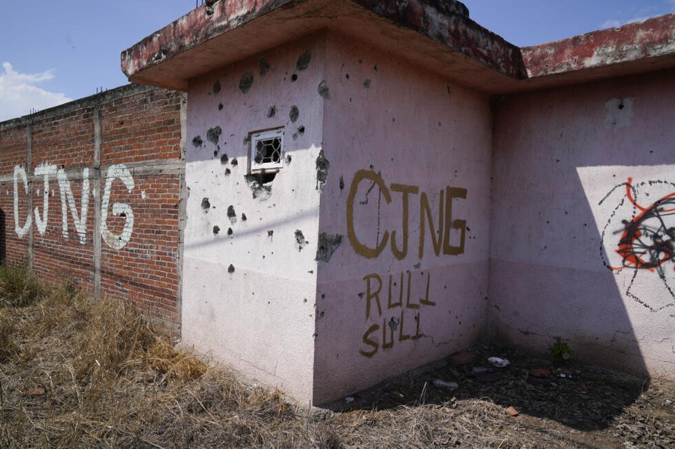 Las letras "CJNG", del Cartel Jalisco Nueva Generación, cubren una casa abandonada en El Limoncito, estado de Michoacán, México, el 30 de octubre de 2021.
