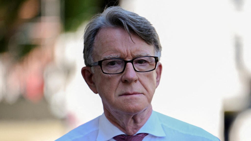 El embajador británico en Estados Unidos, Peter Mandelson, camina el día en que el primer ministro británico, Keir Starmer, celebra una reunión de emergencia de Cobra para discutir el conflicto entre Israel e Irán, en Londres, Gran Bretaña, el 18 de junio de 2025.