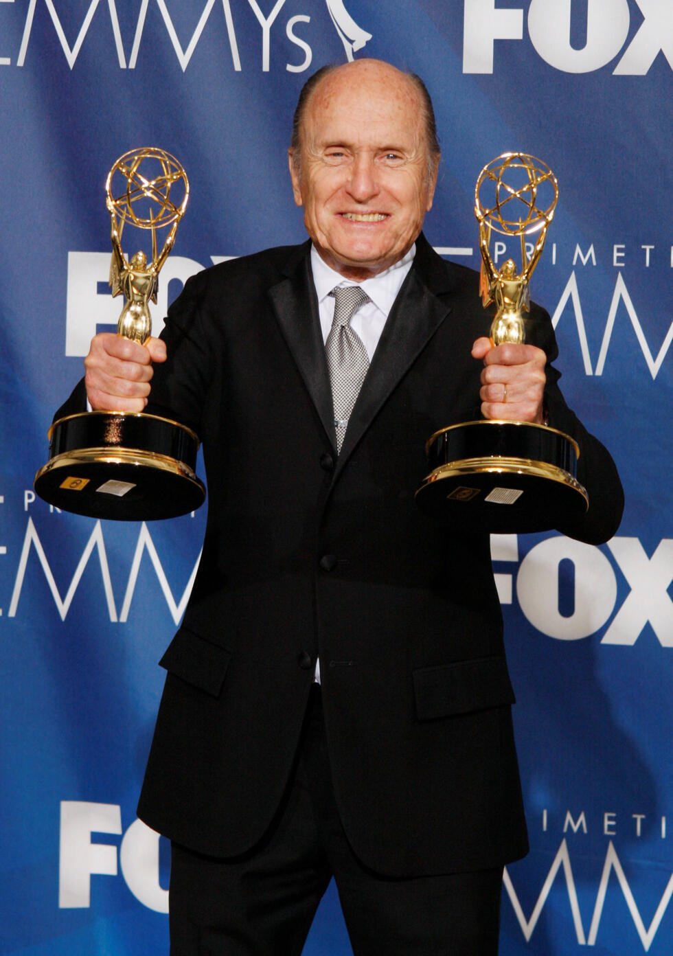 Archivo: el actor Robert Duvall sostiene los dos premios Emmy que ganó como actor principal destacado en una miniserie o película por "Broken Trail" y como productor ejecutivo por "Broken Trail", que ganó el premio a la miniserie destacada en la 59.ª edición de los Premios Primetime Emmy en Los Ángeles, California, el 16 de septiembre de 2007.