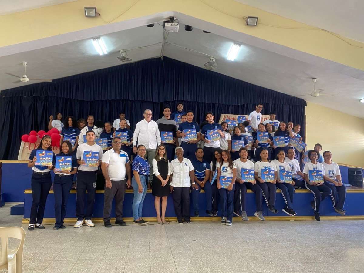 Ejecutivos de Sentinel durante la entrega a centros educativos.