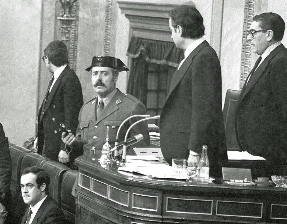 El teniente coronel Antonio Tejero irrumpe, pistola en mano, en el Congreso de los Diputados durante la segunda votación de investidura de Leopoldo Calvo Sotelo como presidente del Gobierno de España, el 23 de febrero de 1981.