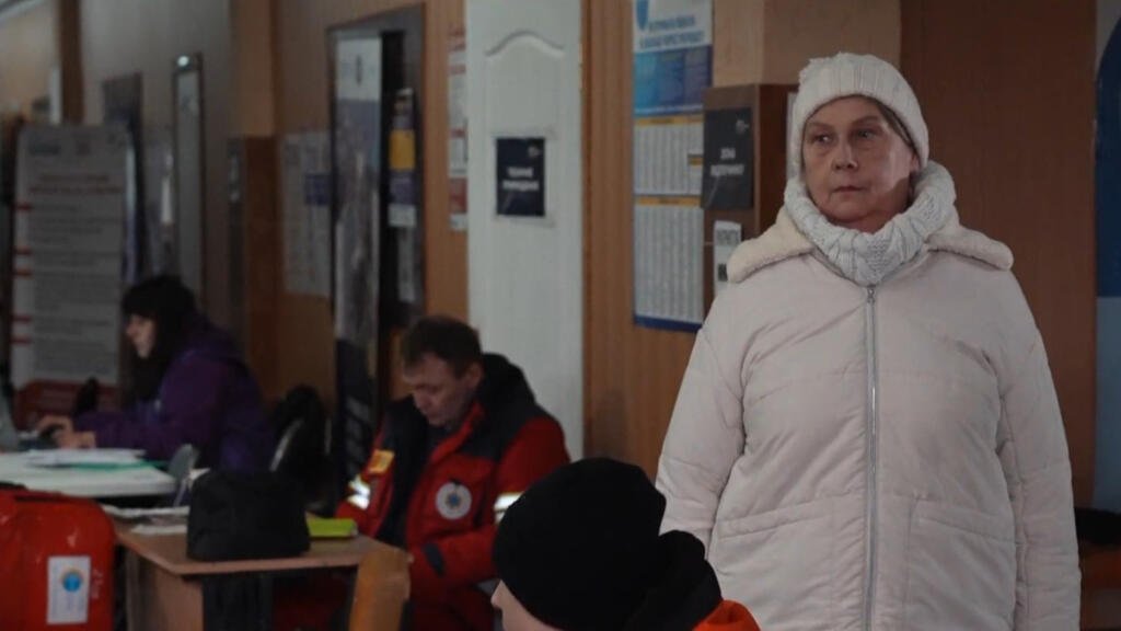 Se estima que actualmente hay cuatro millones de desplazados internos en Ucrania, mientras la guerra sigue obligando a más personas a abandonar sus hogares. Informe de Gulliver Cragg, Illia Dyadik y Catalina Gómez para France 24.