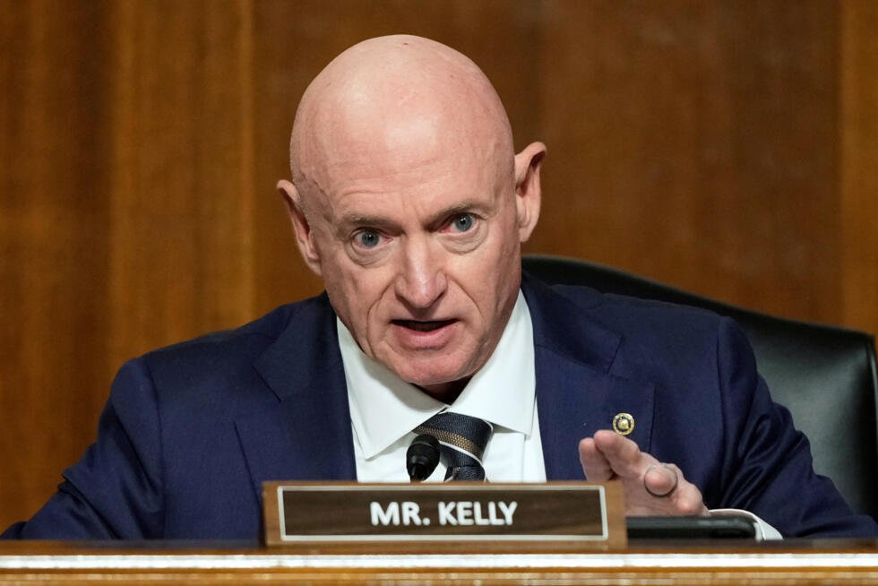Le sénateur Mark Kelly au Capitole le 14 janvier 2025.